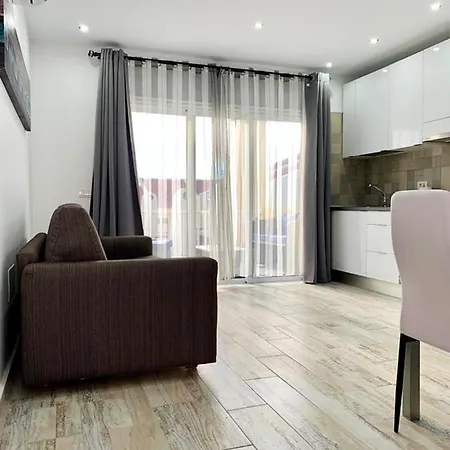 Modern In Pool View 38 M² Appartamento
