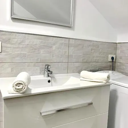 Modern Poolview Apartment *